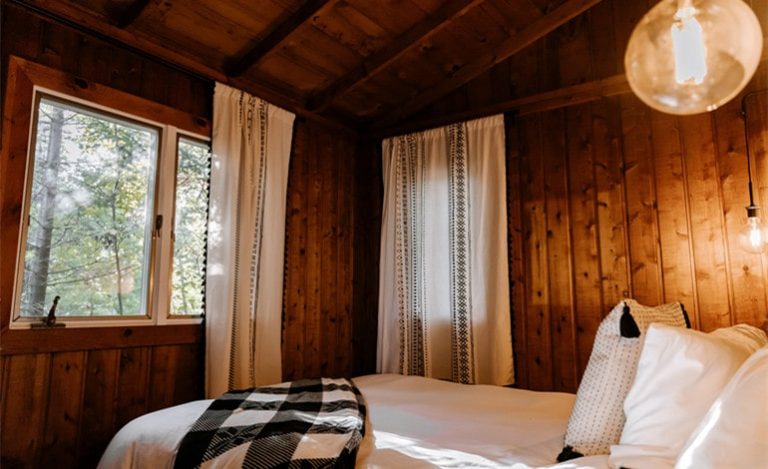 Wood Effect in the Bedroom: How to Manage Differences in Tones and Texture