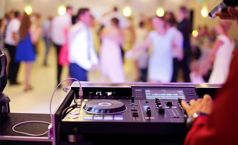  What Do I Do If My Wedding DJ Gets Drunk?